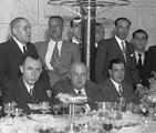 Sentados de izquierda a derecha el alcalde García Quintana, el mnistro Ruiz de Funes y el gobernador civil Luis Lavín